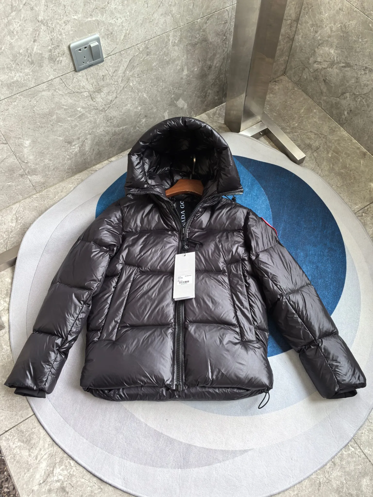 P760 2252M Crofton Puffer Unisex Jacket Down Jacket. Color: black with red label. Size: S M L XL XXL.